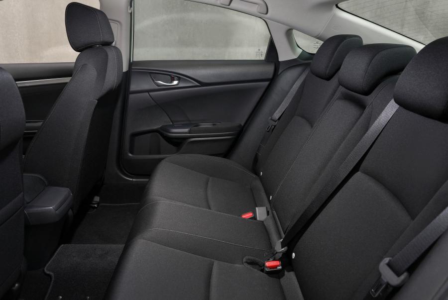 Интерьер Honda Civic VTi-S Sedan (FC) 2019 года  (AU) (фото 28 из 28)